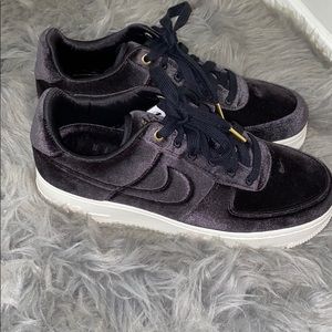 Nike Air Force 1’s Velour Black/Gold